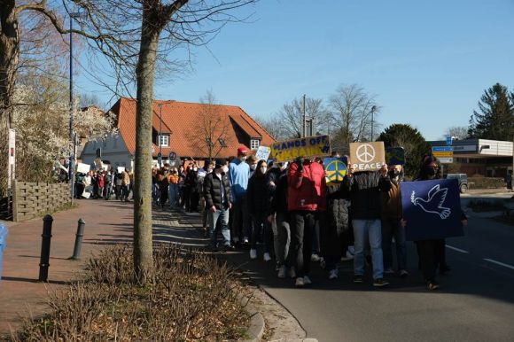 Demonstrationszug von Ottersberger Schüler*innen – Friedensnetz Waldorf